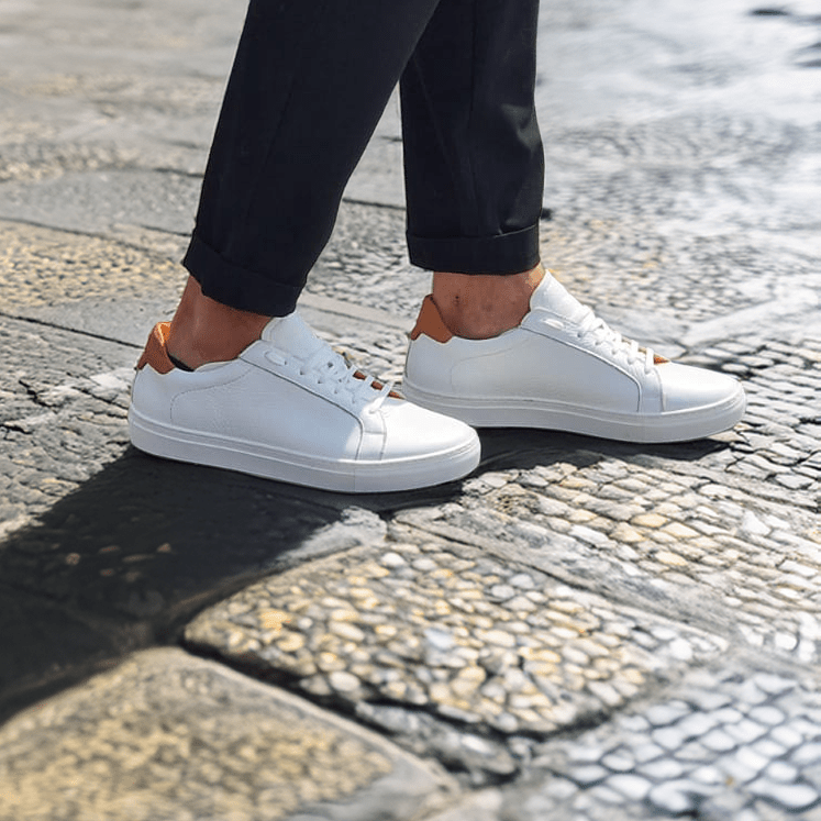 Sneakers Minimaliste in Pelle Bianca con Dettaglio Color Cuoio